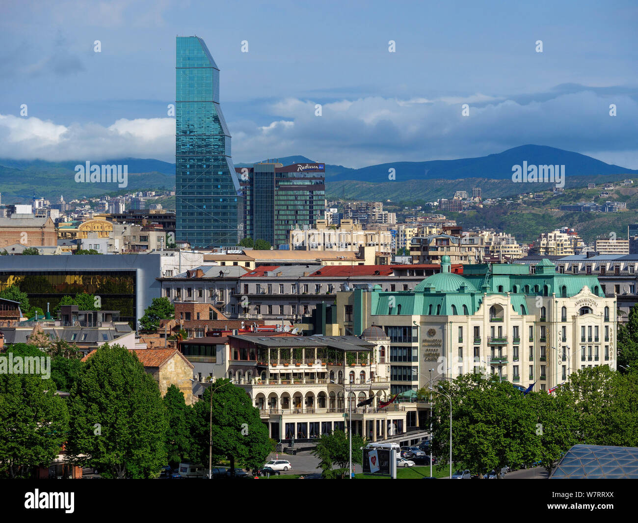 Skyline mit historischen Stadt und Bitmore Hotel + Radisson, Rustaveli, Tiflis, Georgien, Europa Stockfoto