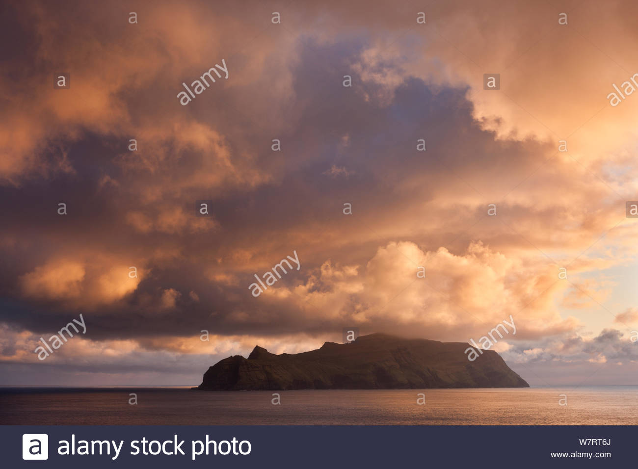 Spektakulären sonnenuntergang himmel über der Insel Mykines, Färöer Inseln. Mai 2012. Stockfoto