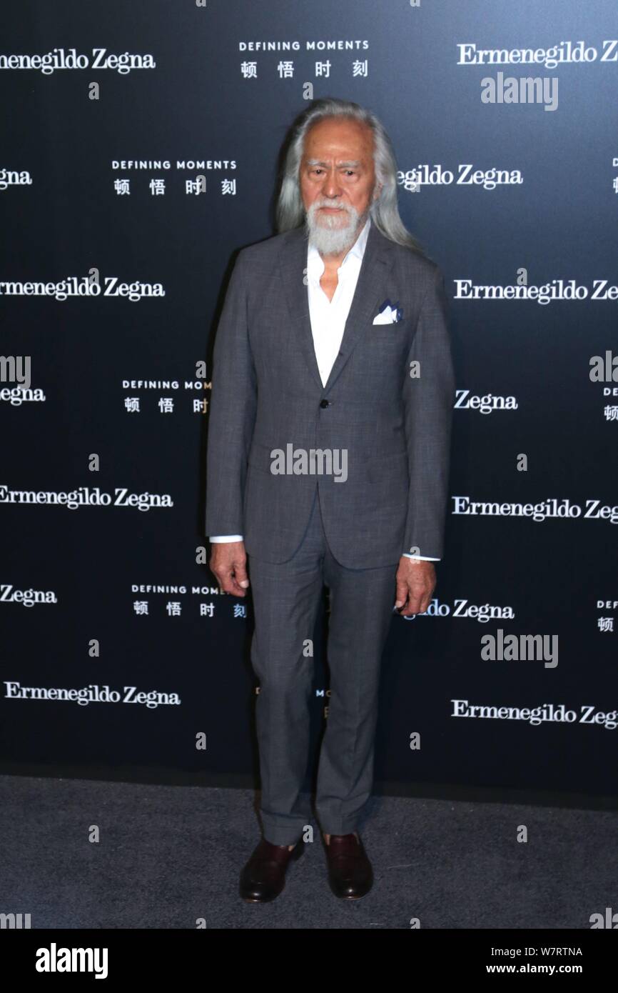Der 81-jährige chinesische Modell Wang Deshun stellt, als er auf die Ermenegildo Zegna 'Dkommt Entwicklung Momente' Kampagne in Shanghai, China, 9. Mai 2017. *** Loc Stockfoto