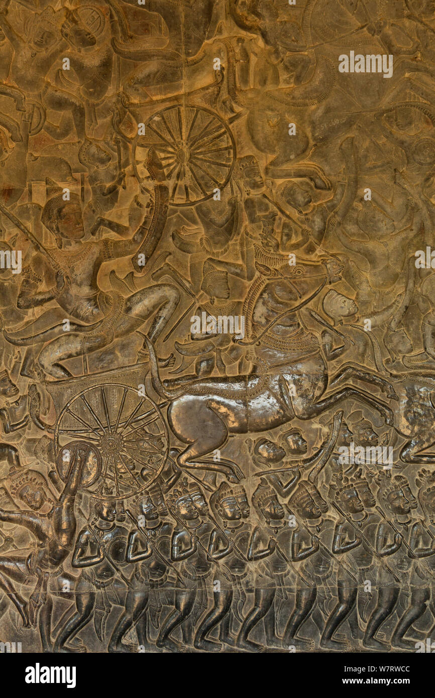 Bas-Reliefs mit Soldaten in Pferdekutschen, dekorieren das Erdgeschoss des Tempel in Angkor Wat, Angkor, Kambodscha. März 2013 Stockfoto