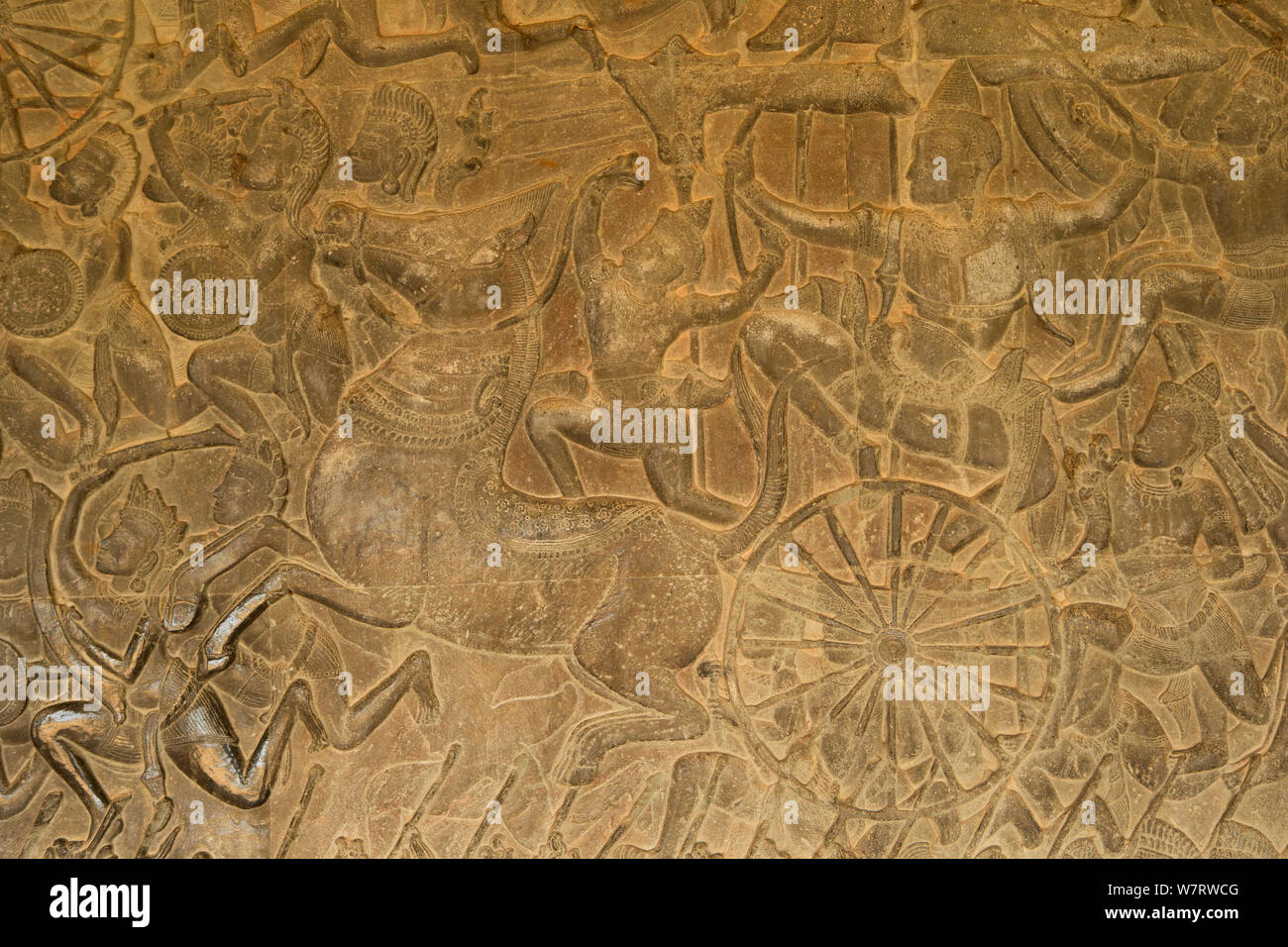 Bas-Reliefs mit Soldaten in Pferdekutschen, dekorieren das Erdgeschoss des Tempel in Angkor Wat, Angkor, Kambodscha. März 2013 Stockfoto