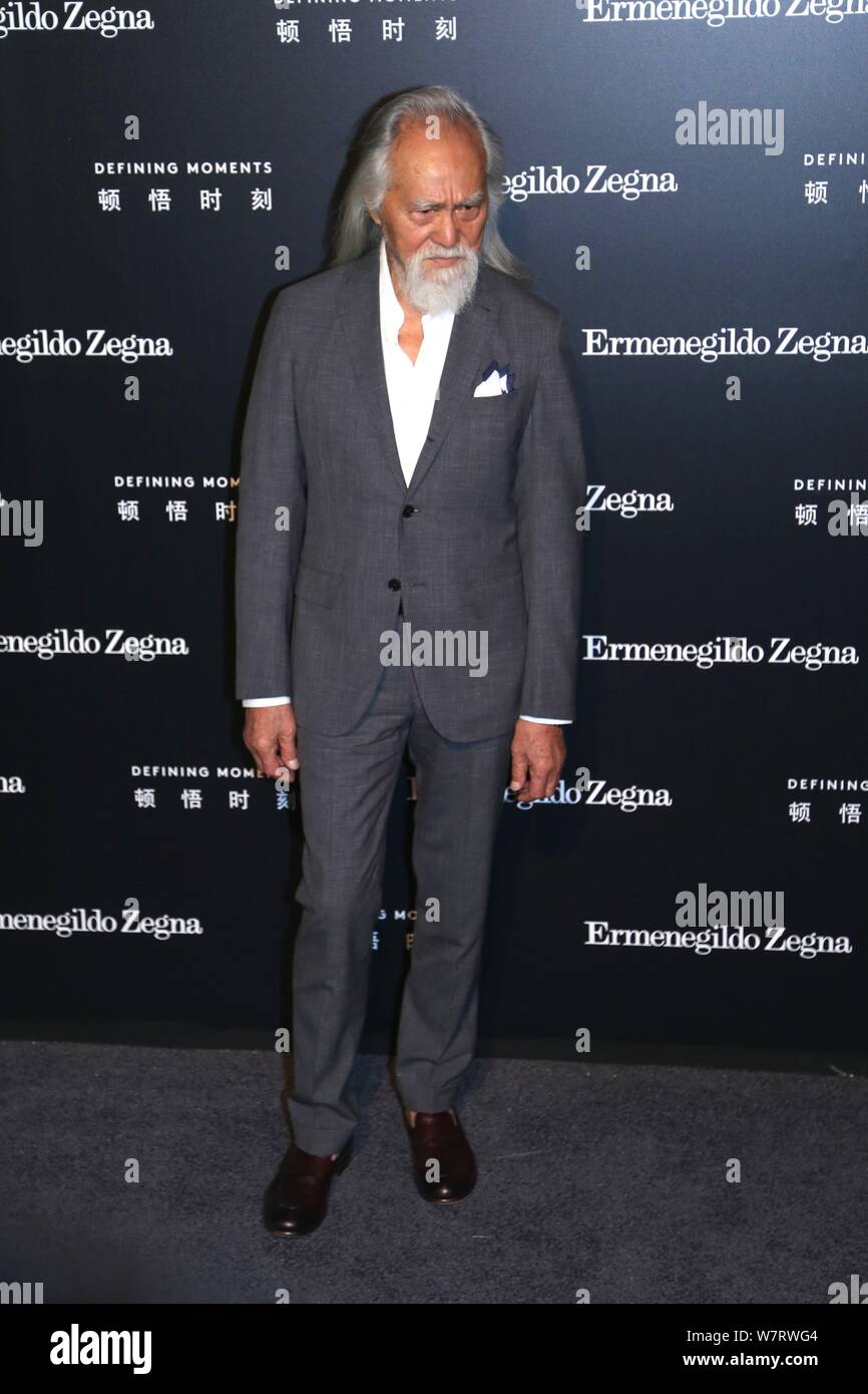 Der 81-jährige chinesische Modell Wang Deshun stellt, als er auf die Ermenegildo Zegna 'Dkommt Entwicklung Momente' Kampagne in Shanghai, China, 9. Mai 2017. *** Loc Stockfoto