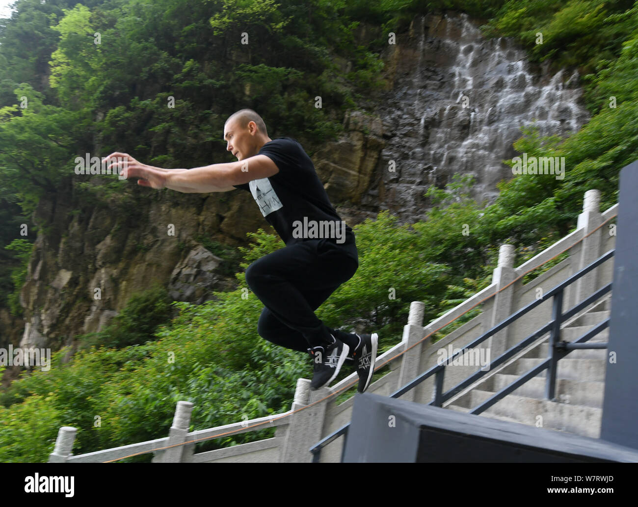 Ein frei laufender Athlet zeigt seine Fähigkeiten während der PARKOUR Freerunning Skyladder internationale Meisterschaft auf dem tianmen Mountain (oder Tianmenshan Mo Stockfoto