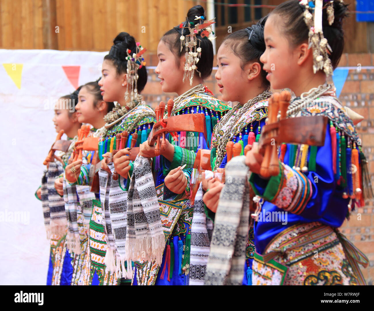 Chinesische Studenten aus der Dong ethnische Minderheit spielen Pipa oder chinesische Laute bei einem Musikwettbewerb in Zhuguan Dorf statt, Liping County, Qiandongna Stockfoto