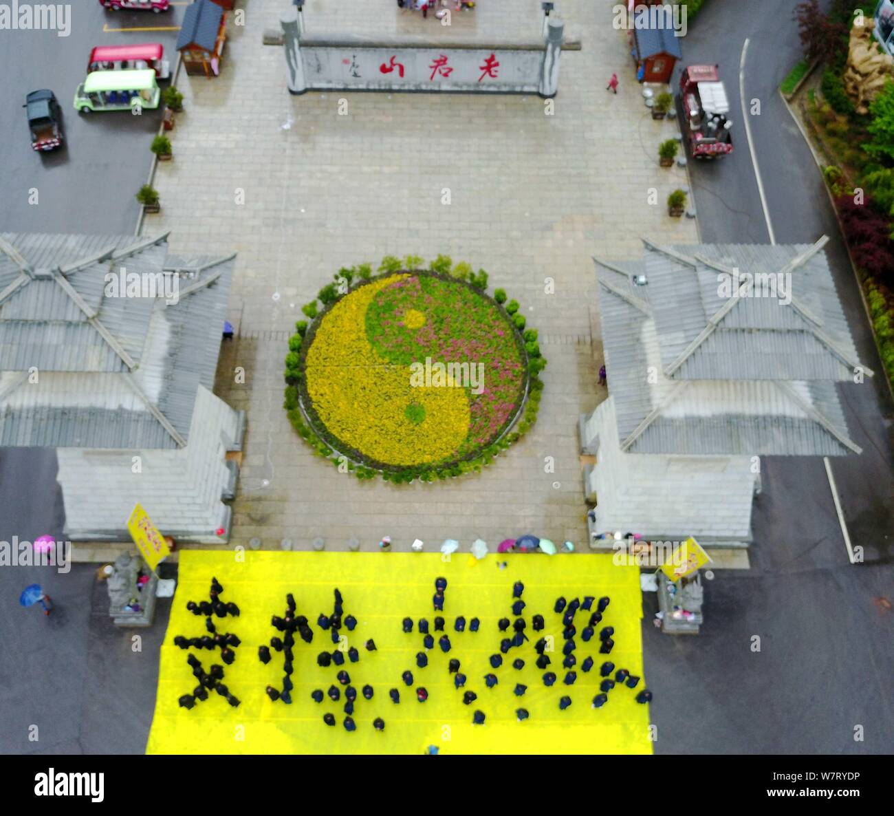 Taoisten, in der Form der chinesischen Zeichen "Zhi Chi Tai Ji" (d. h. zugunsten der tai Chi in Englisch), sind gesehen an den Laojun Berg in Luoyang city Stockfoto