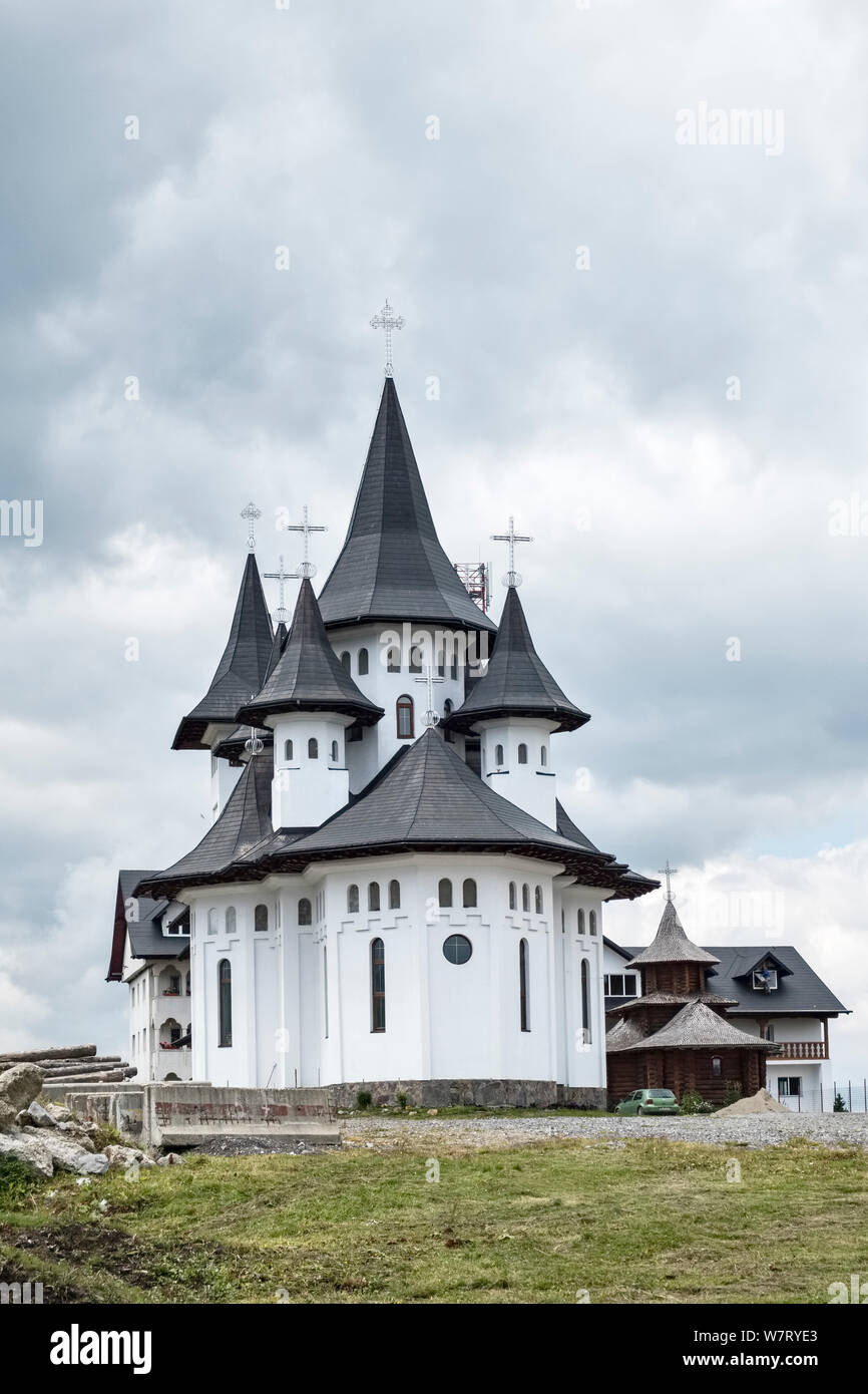 Das neue Kloster auf den 1416 m Gipfel der Prislop Pass hoch in der rodna Gebirge zwischen die Maramures und die Bukowina, Rumänien Stockfoto