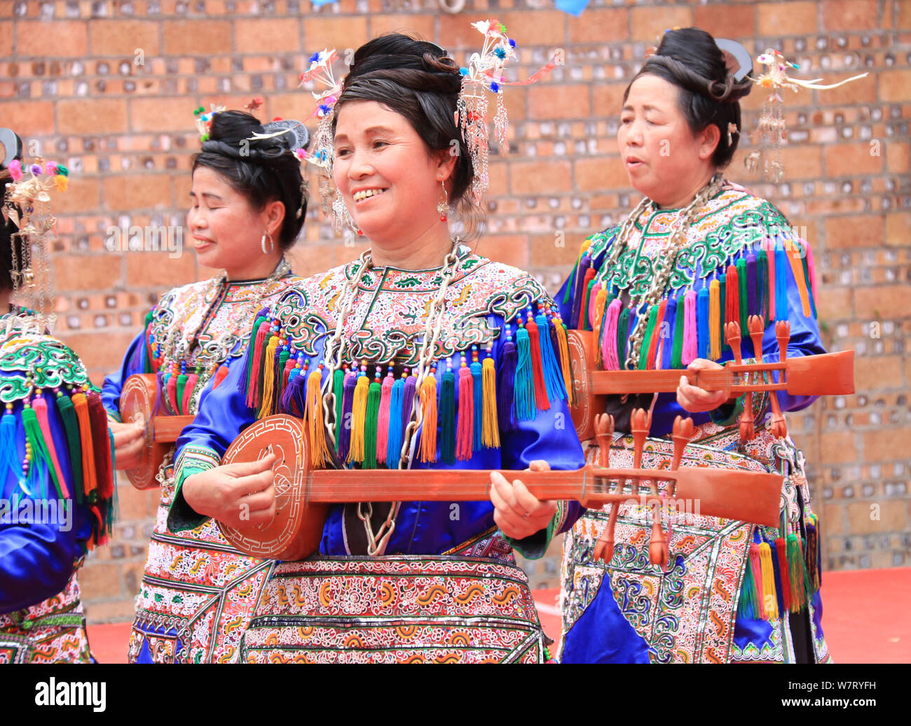 Die chinesischen Teilnehmer aus der Dong ethnische Minderheit spielen Pipa oder chinesische Laute bei einem Musikwettbewerb in Zhuguan Dorf statt, Liping County, Qiando Stockfoto