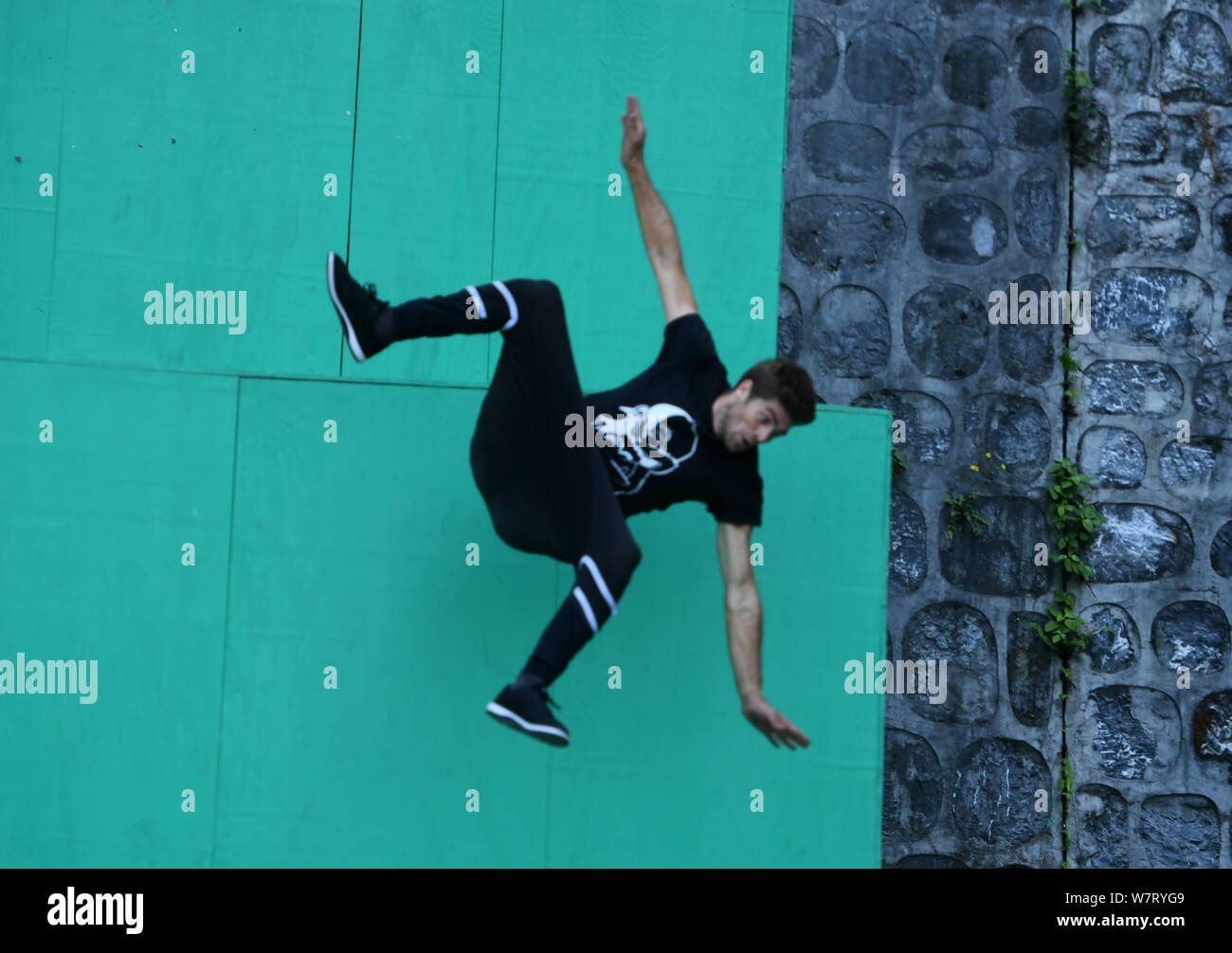 Ein frei laufender Athlet fällt während der Internationalen Skyladder Freerunning Meisterschaft auf dem tianmen Mountain (oder Tianmenshan Berg) in Zhangjia Stockfoto