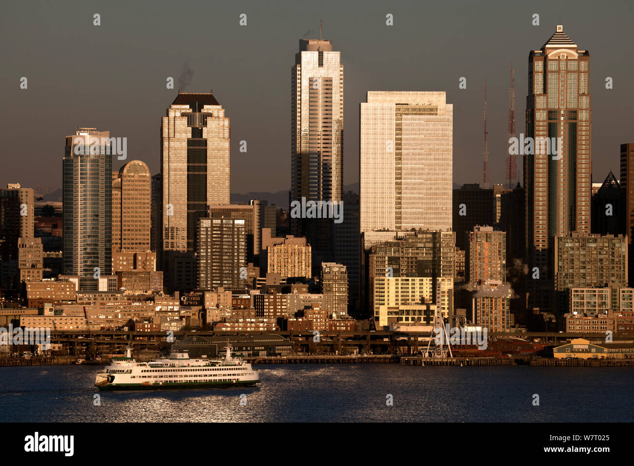 Fähre auf Elliot Bay und der Stadt Seattle von Hamilton Sicht Park, Washington, USA gesehen. Januar. Stockfoto