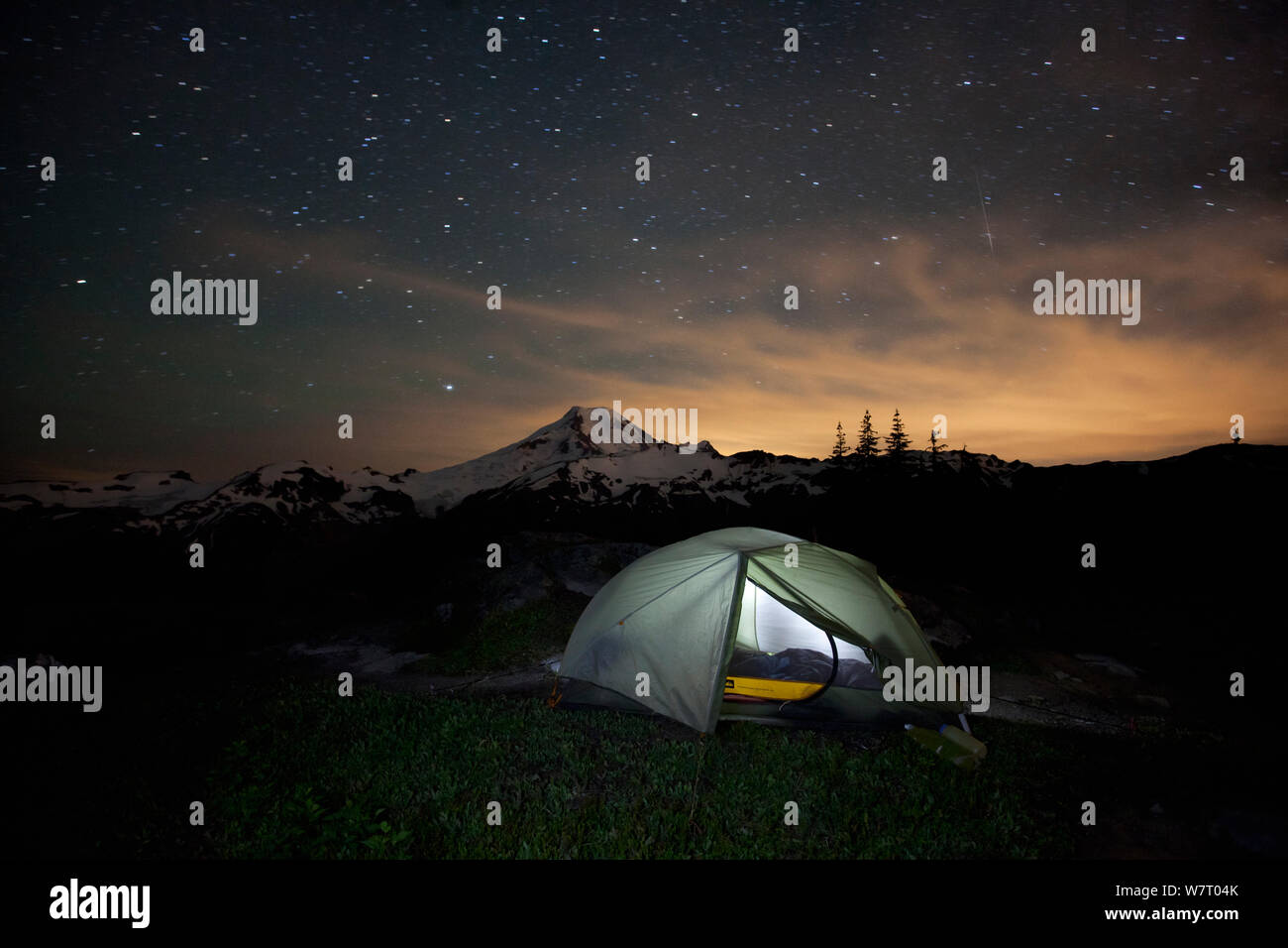 Campingplatz in der Nacht auf Cougar Ridge im Mount Baker Wildnis mit Mount Baker in der Ferne, Mount Baker-Snoqualmie National Forest, Washington, USA, August 2013. Stockfoto