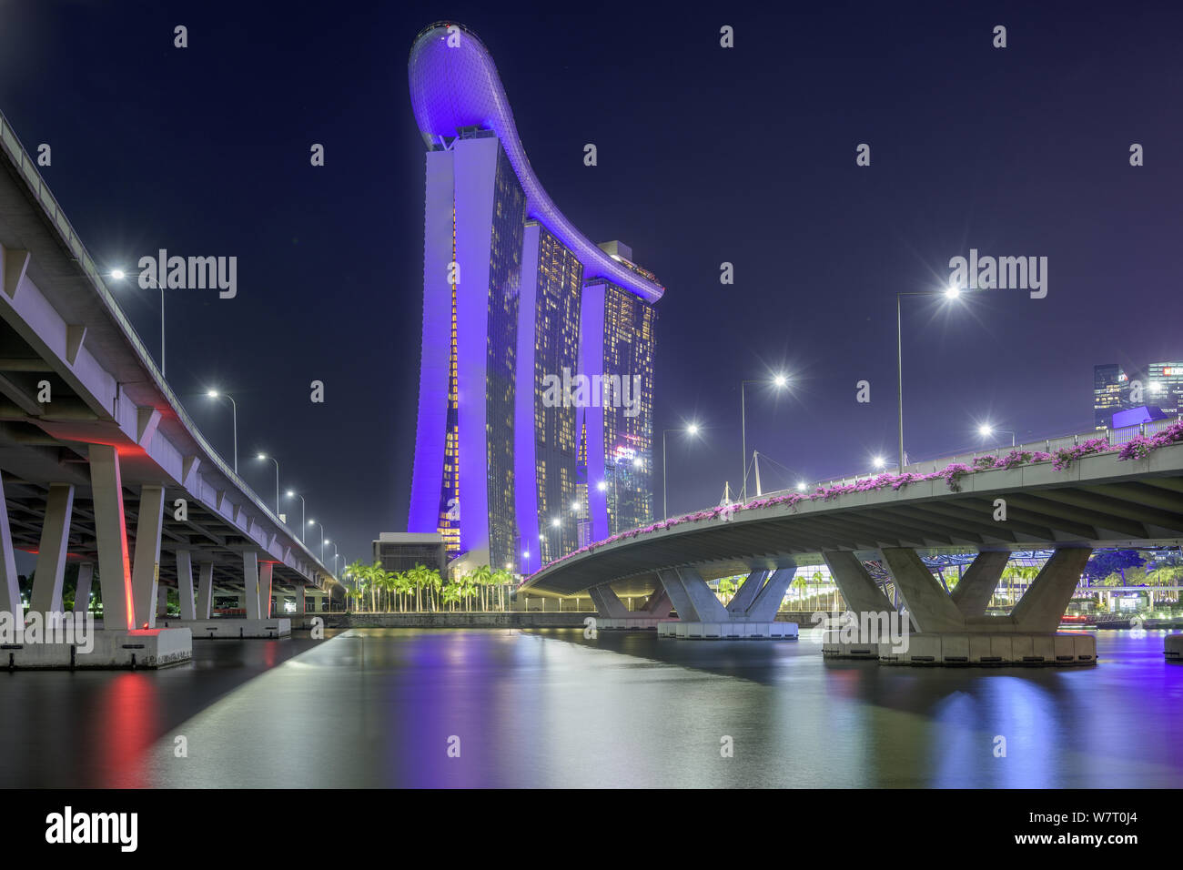 Singapur - 25. Januar 2019: Blick zwischen 2 Brücken in die Marina Bay Sands Hotel Stockfoto