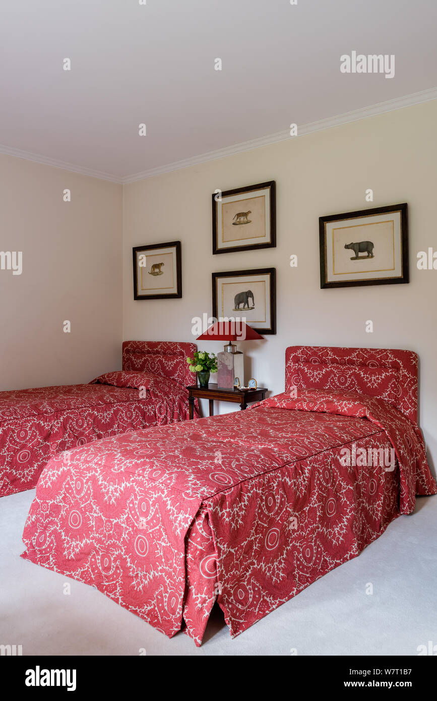 Rote Betten im Landhausstil Zweibettzimmer Stockfoto