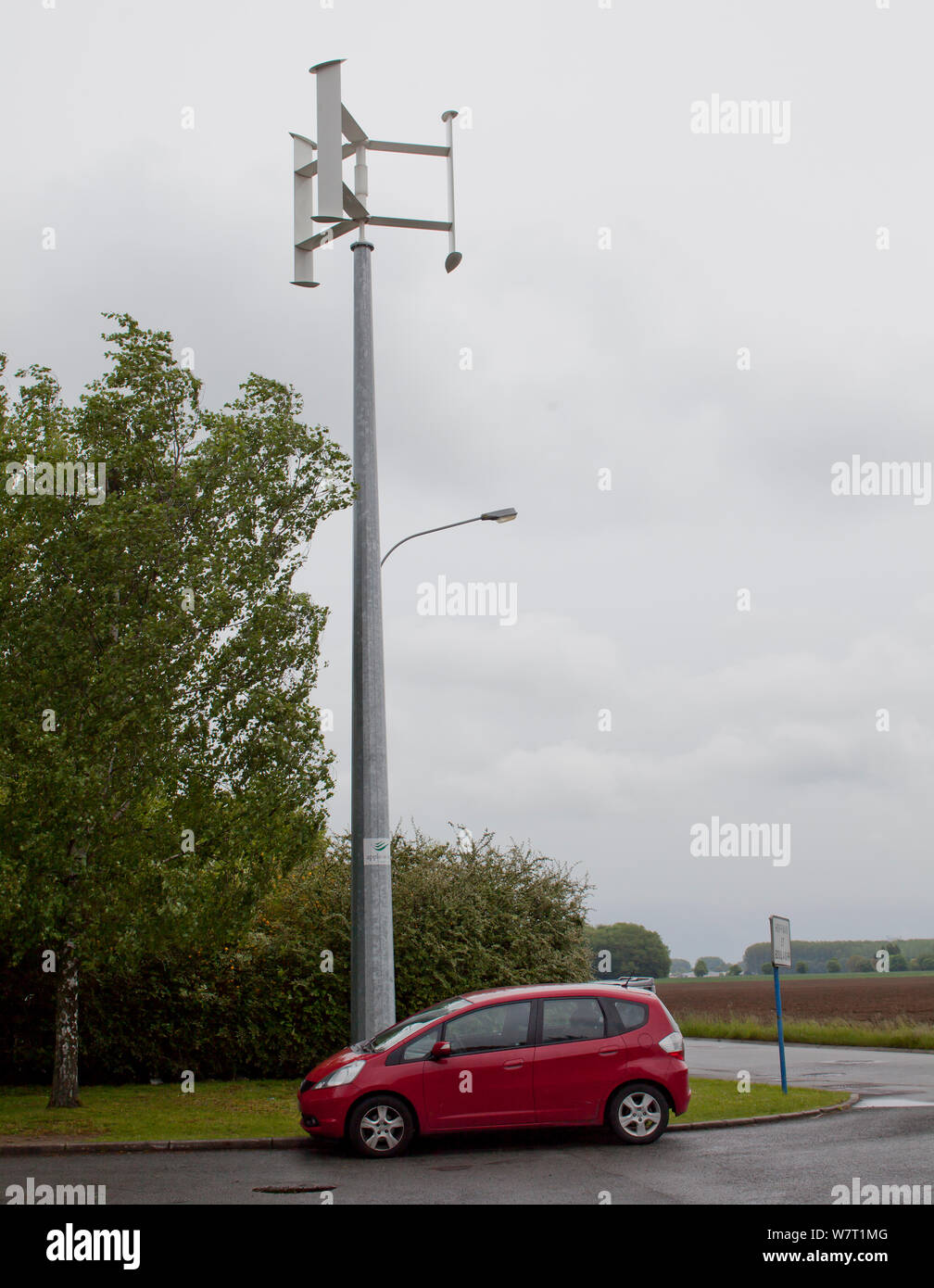 Vertikale Achse Windenergieanlage Aufladen eines Elektroautos, Frankreich, Mai 2013. Stockfoto