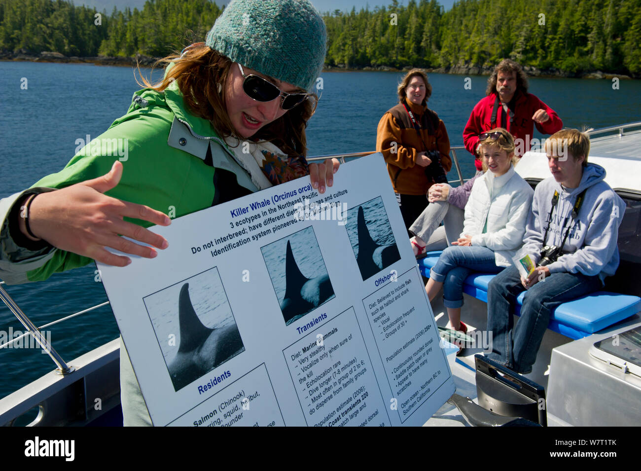 Whale watching Guide gibt einen Vortrag zu whale watching Touristen an Bord über Buckelwale, Orcas und andere Meeressäuger und die negativen Auswirkungen der Meeresverschmutzung auf diese Tiere. Johnstone Strait, Ostküste, Vancouver Island, Telegraph Cove, British Columbia. Juli 2012. Stockfoto