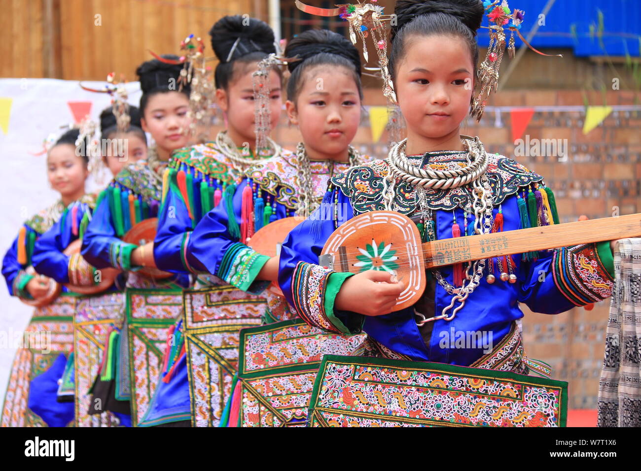 Chinesische Studenten aus der Dong ethnische Minderheit spielen Pipa oder chinesische Laute bei einem Musikwettbewerb in Zhuguan Dorf statt, Liping County, Qiandongna Stockfoto