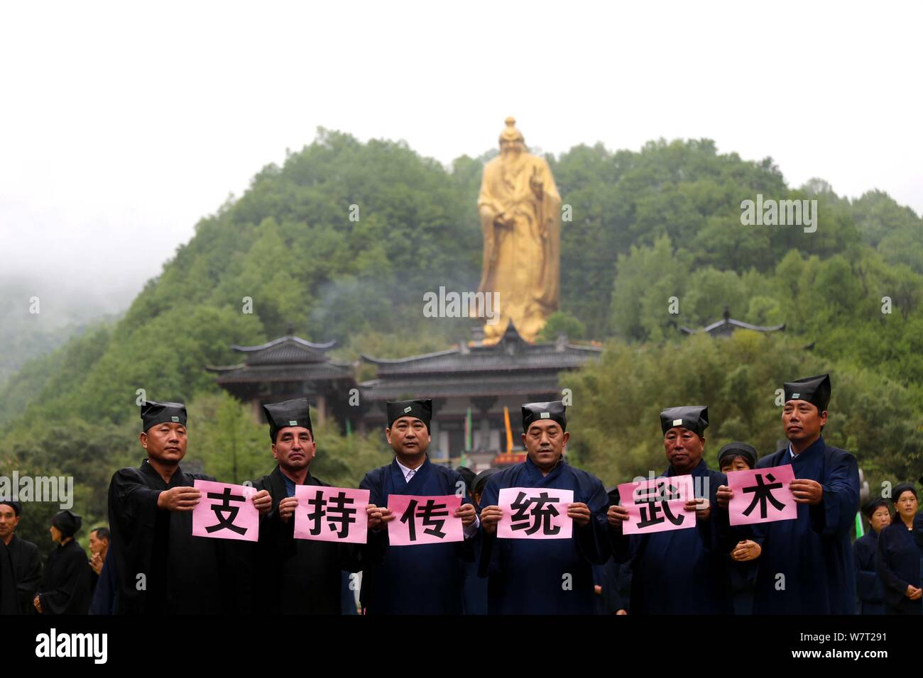 Taoisten, in der Form der chinesischen Zeichen "Zhi Chi Tai Ji" (d. h. zugunsten der tai Chi in Englisch), sind gesehen an den Laojun Berg in Luoyang city Stockfoto