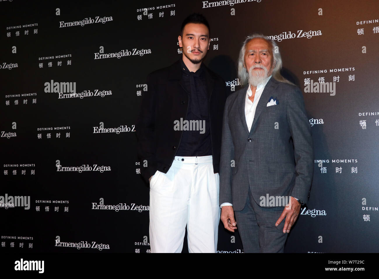 Der 81-jährige chinesische Modell Wang Deshun, rechts, und American-born taiwanesische Schauspielerin und Modell Sunny Wang darstellen, wie sie an der Ermenegildo Zegna 'Def ankommen Stockfoto