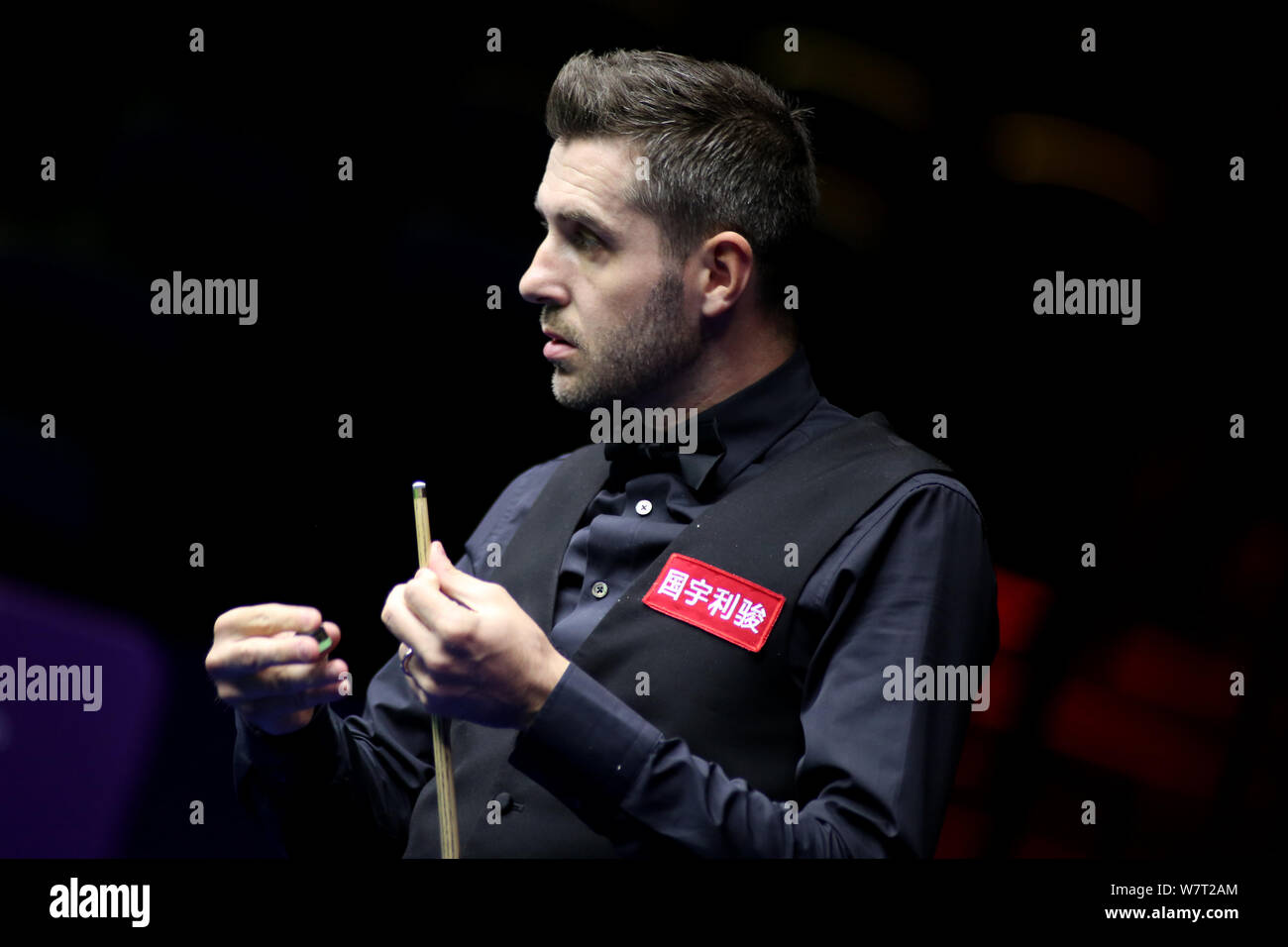 Mark Anthony Selby von England hält einen Schuß zu Ben Woollaston Englands in der zweiten Runde während der 2019 World Snooker internationale Meisterschaft in Daqing Stadt, im Nordosten der chinesischen Provinz Heilongjiang, den 6. August 2019. Stockfoto