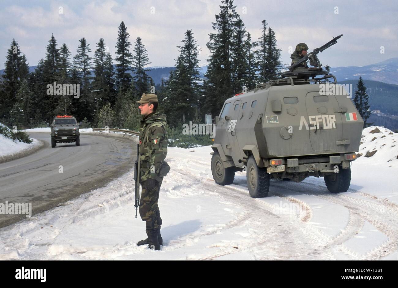 Die NATO-Intervention in Bosnien Herzegowina, italienische Armee Alpini Checkpoint in der Nähe von Sarajevo (März 1998) Stockfoto