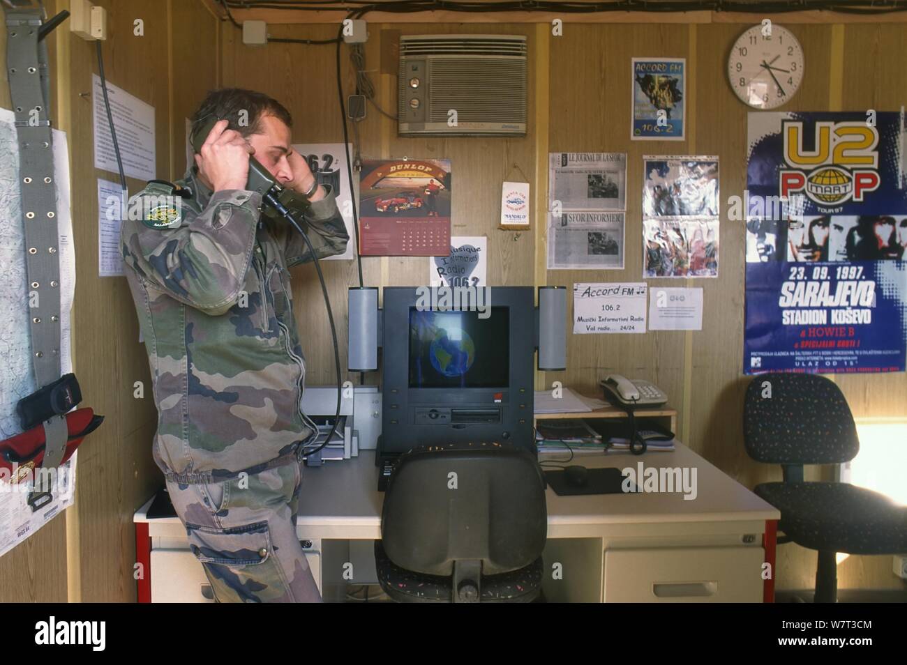 Die NATO-Intervention in Bosnien Herzegowina, inter-force Einheit für psychologische Kriegsführung und Propaganda in Mostar, französischer Offizier (März 1998) Stockfoto