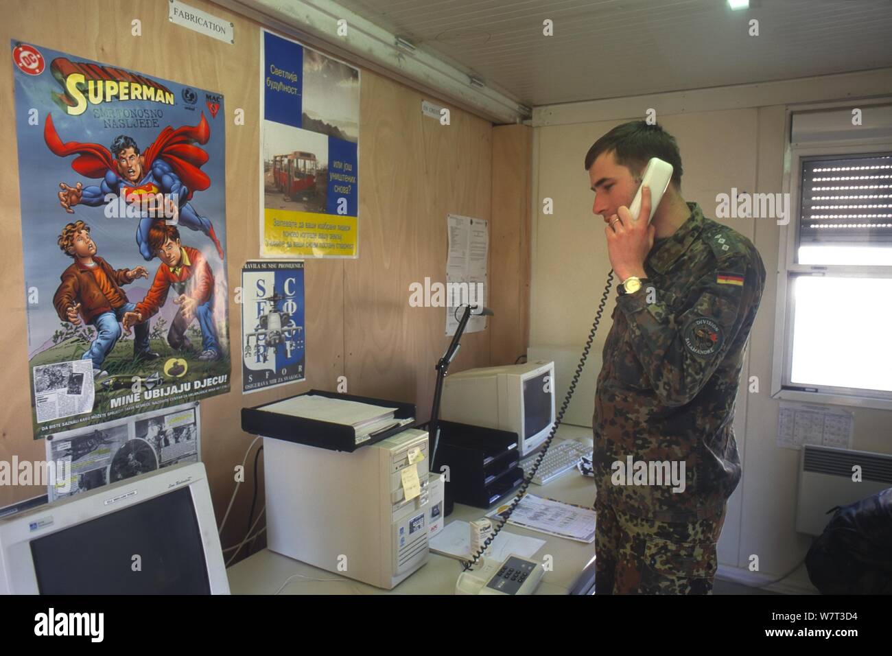 Die NATO-Intervention in Bosnien Herzegowina, inter-force Einheit für psychologische Kriegsführung und Propaganda in Mostar, deutscher Offizier (März 1998) Stockfoto