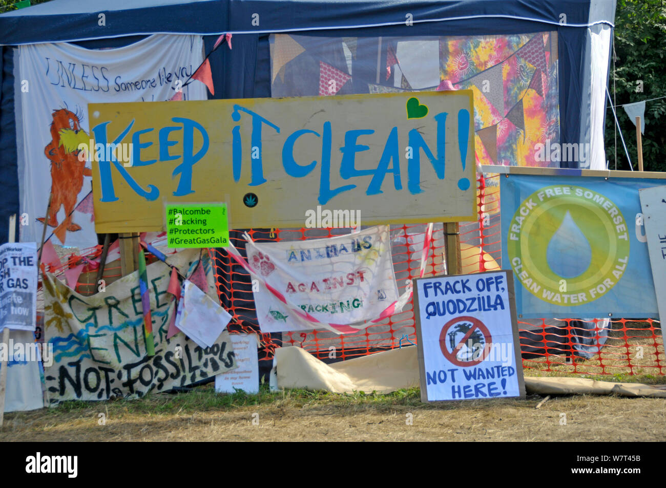 Anti-fracking Protest, &#39; halten Sie es sauber &#39; Banner und Schilder, Balcombe, West Sussex, England. 19. August 2013. Stockfoto