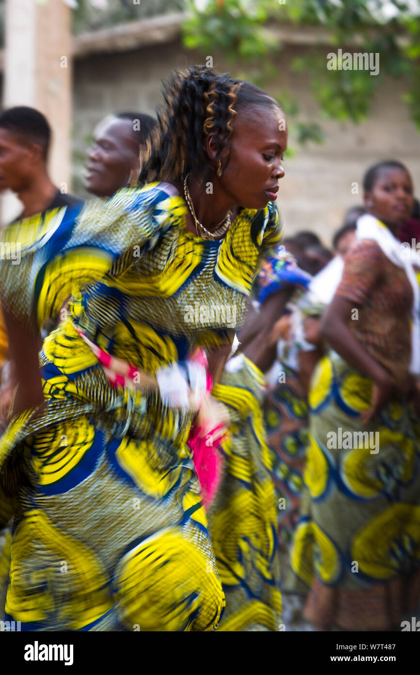 Tanzende Frauen während Zangbeto voodoo Zeremonie. Benin, Afrika, Februar 2011. Stockfoto