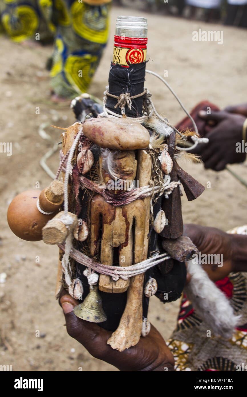 Mehrere "Fetische" zu einem Glas Flasche befestigt, an einem Voodoo/vodun Zeremonie, Benin, Afrika. Februar 2011. Stockfoto