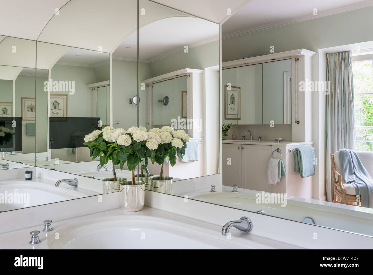 Spiegel über der Badewanne im Landhausstil Badezimmer Stockfoto