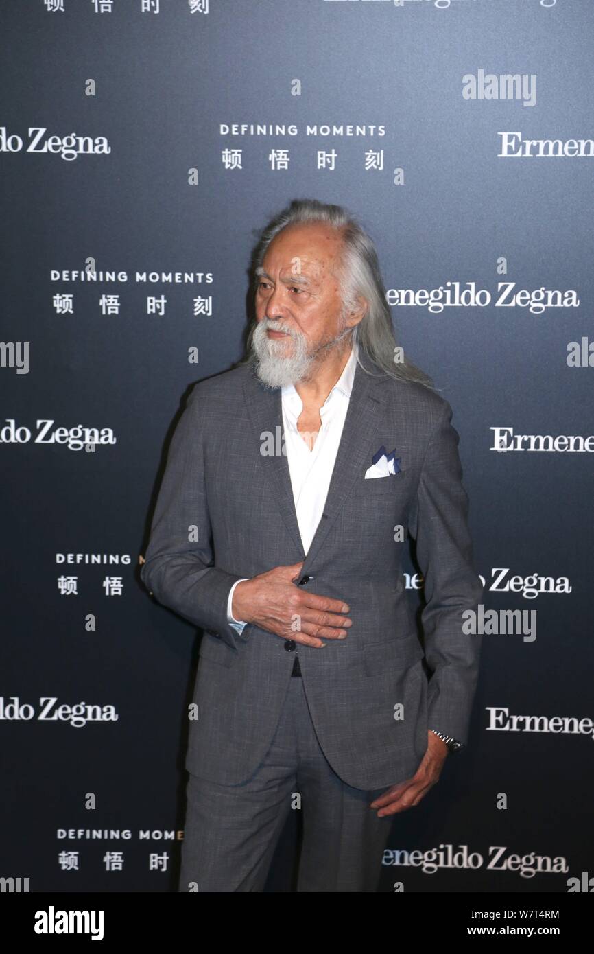 Der 81-jährige chinesische Modell Wang Deshun stellt, als er auf die Ermenegildo Zegna 'Dkommt Entwicklung Momente' Kampagne in Shanghai, China, 9. Mai 2017. *** Loc Stockfoto