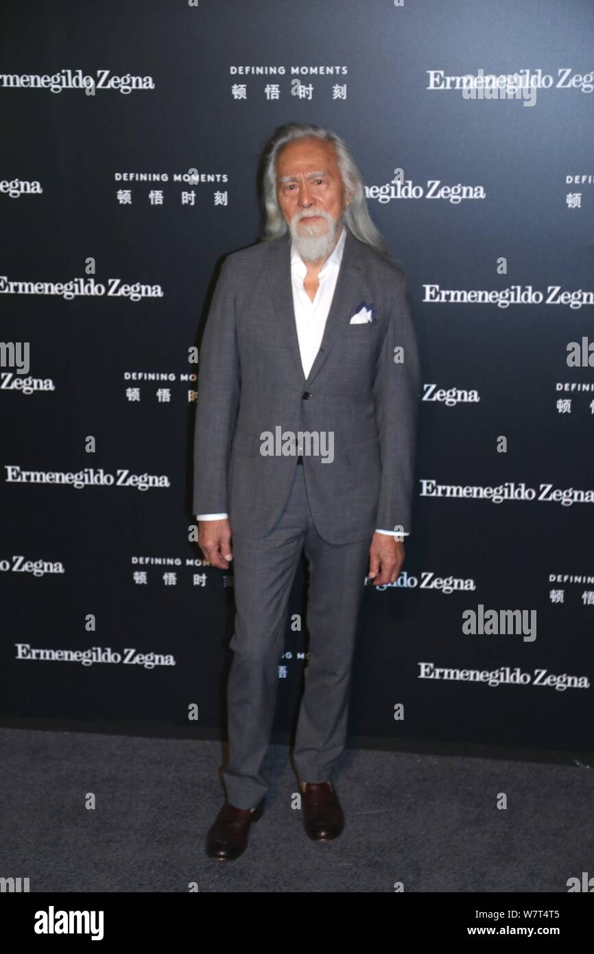 Der 81-jährige chinesische Modell Wang Deshun stellt, als er auf die Ermenegildo Zegna 'Dkommt Entwicklung Momente' Kampagne in Shanghai, China, 9. Mai 2017. *** Loc Stockfoto