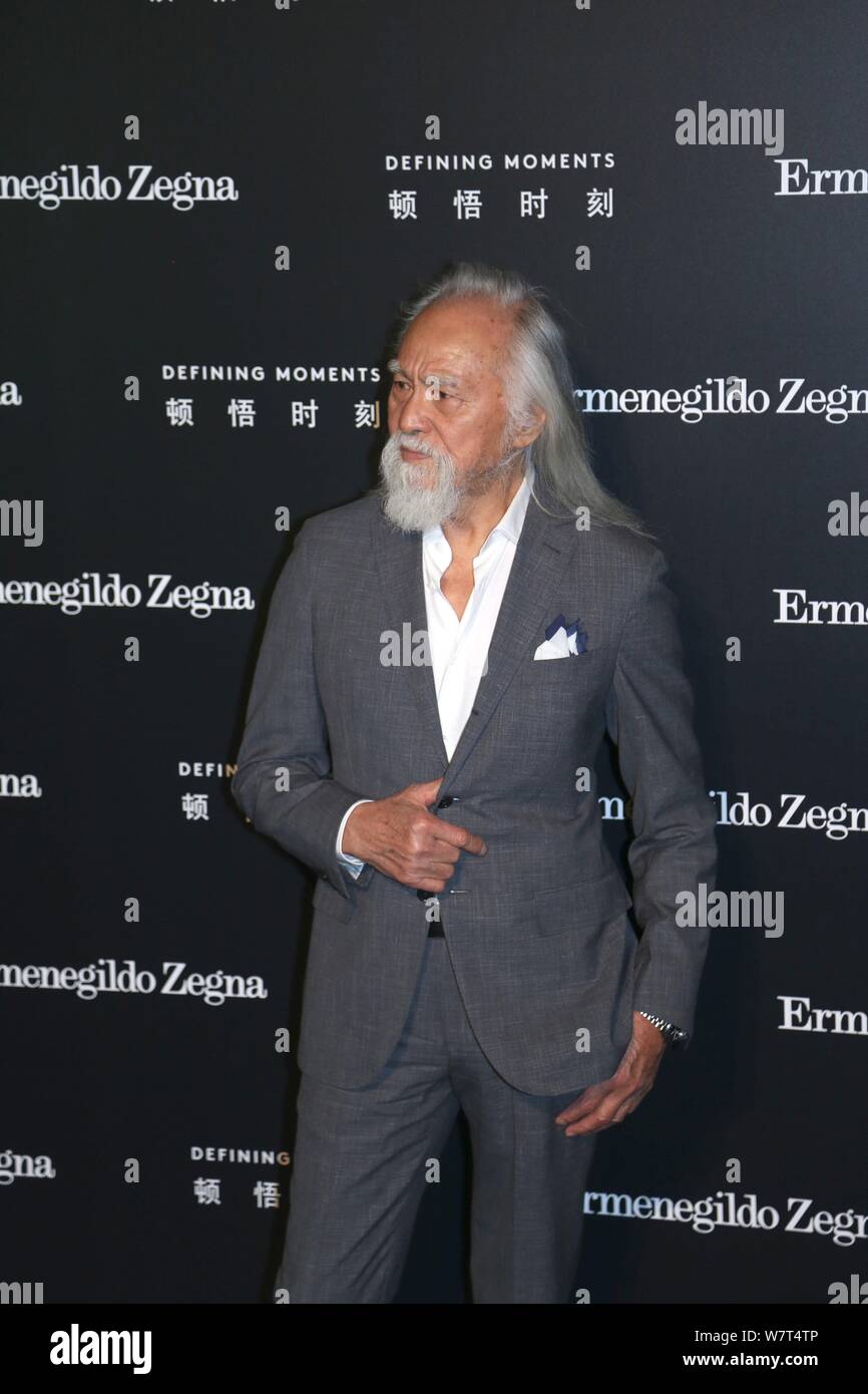Der 81-jährige chinesische Modell Wang Deshun stellt, als er auf die Ermenegildo Zegna 'Dkommt Entwicklung Momente' Kampagne in Shanghai, China, 9. Mai 2017. *** Loc Stockfoto