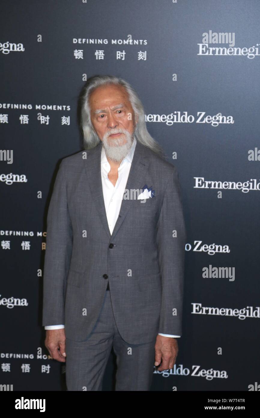 Der 81-jährige chinesische Modell Wang Deshun stellt, als er auf die Ermenegildo Zegna 'Dkommt Entwicklung Momente' Kampagne in Shanghai, China, 9. Mai 2017. *** Loc Stockfoto