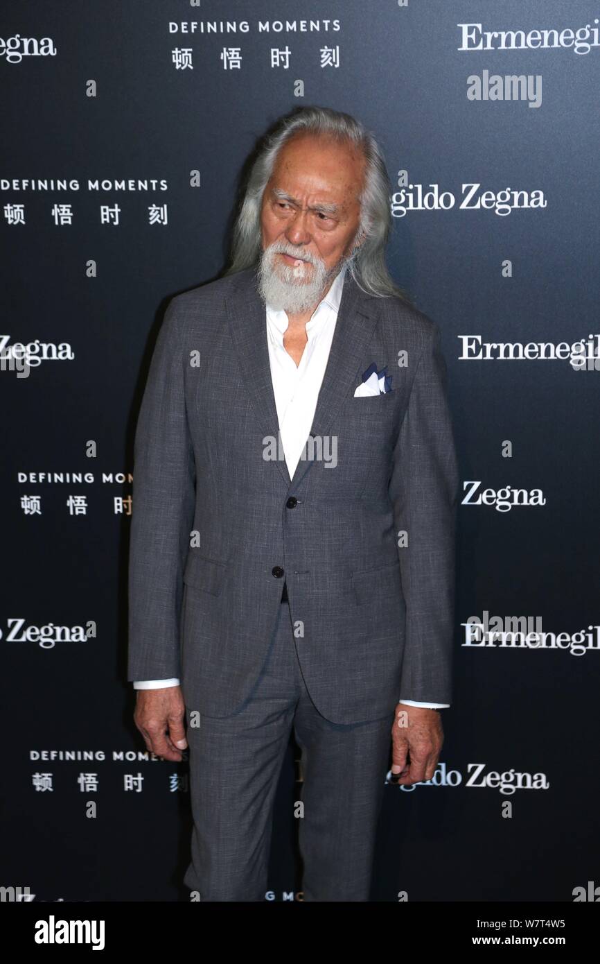 Der 81-jährige chinesische Modell Wang Deshun stellt, als er auf die Ermenegildo Zegna 'Dkommt Entwicklung Momente' Kampagne in Shanghai, China, 9. Mai 2017. *** Loc Stockfoto