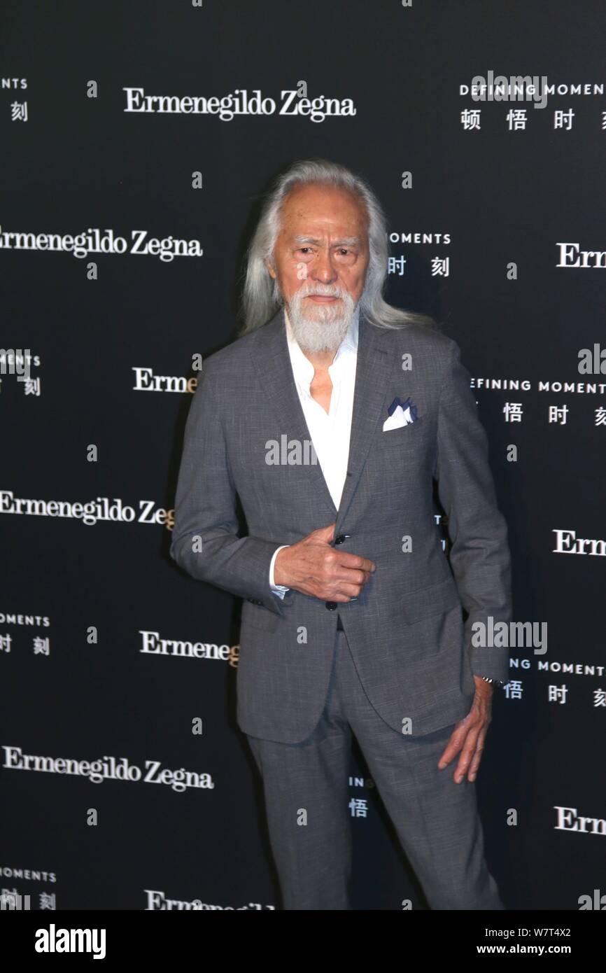 Der 81-jährige chinesische Modell Wang Deshun stellt, als er auf die Ermenegildo Zegna 'Dkommt Entwicklung Momente' Kampagne in Shanghai, China, 9. Mai 2017. *** Loc Stockfoto