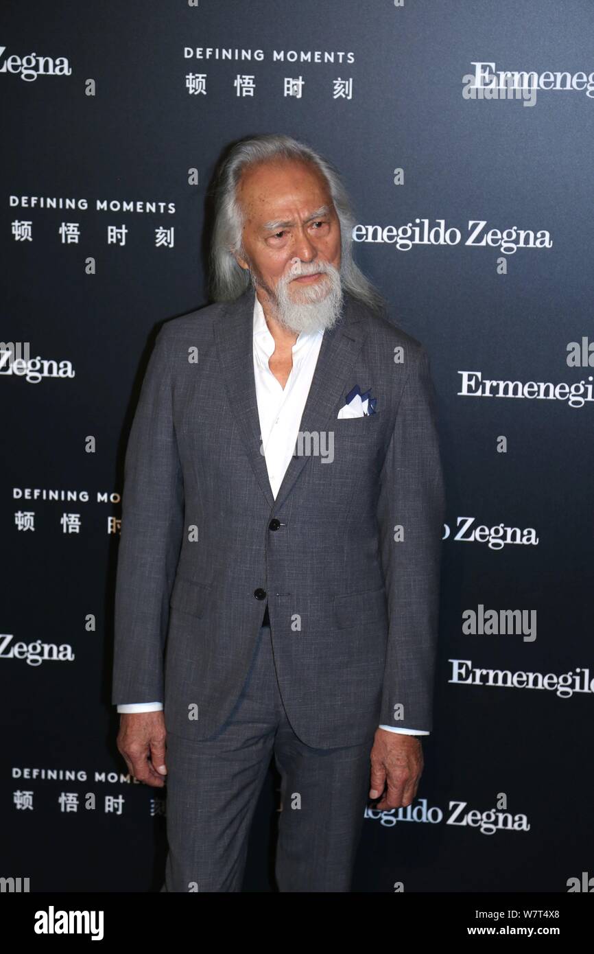 Der 81-jährige chinesische Modell Wang Deshun stellt, als er auf die Ermenegildo Zegna 'Dkommt Entwicklung Momente' Kampagne in Shanghai, China, 9. Mai 2017. *** Loc Stockfoto