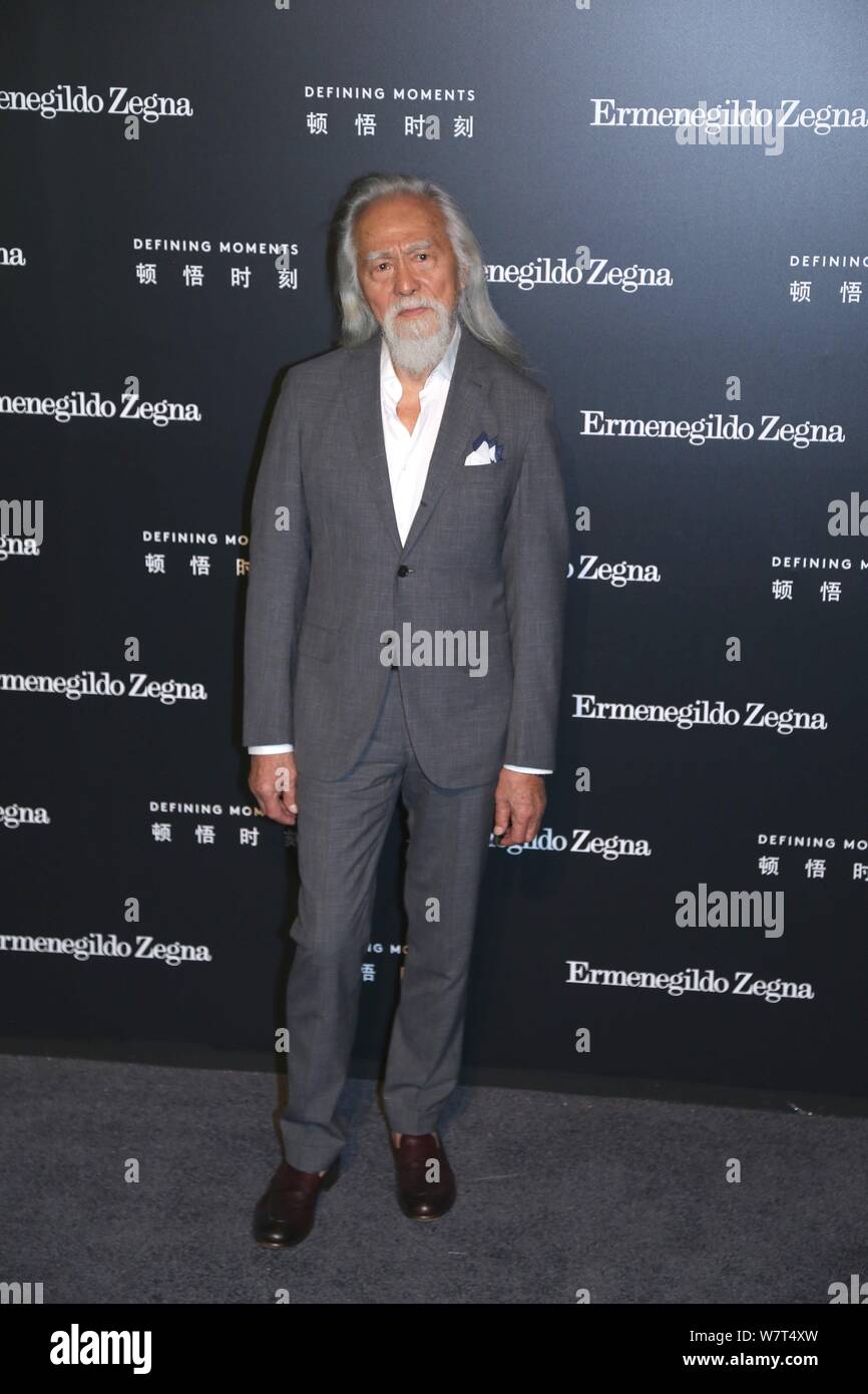 Der 81-jährige chinesische Modell Wang Deshun stellt, als er auf die Ermenegildo Zegna 'Dkommt Entwicklung Momente' Kampagne in Shanghai, China, 9. Mai 2017. *** Loc Stockfoto