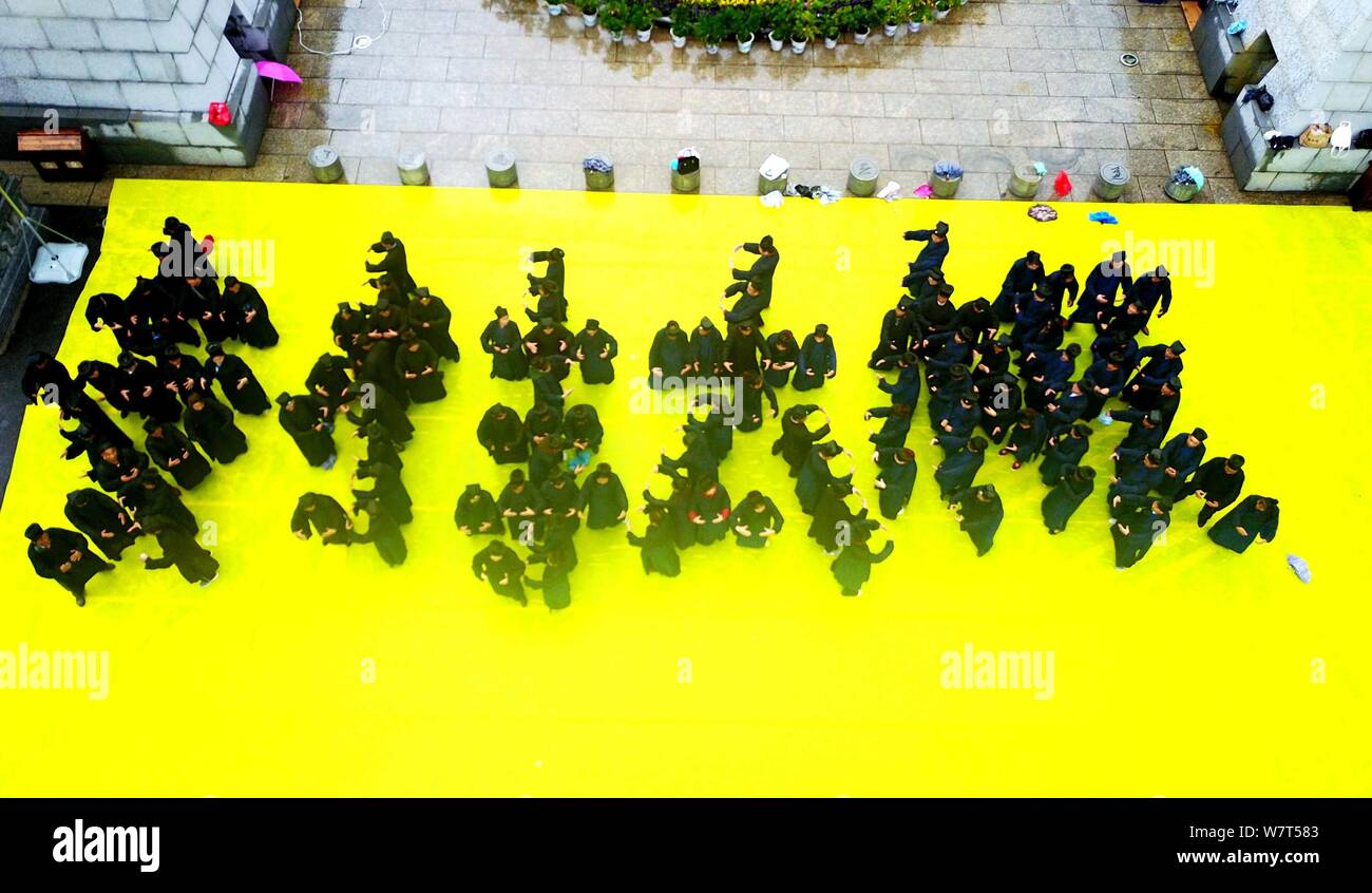 Taoisten, in der Form der chinesischen Zeichen "Zhi Chi Tai Ji" (d. h. zugunsten der tai Chi in Englisch), sind gesehen an den Laojun Berg in Luoyang city Stockfoto