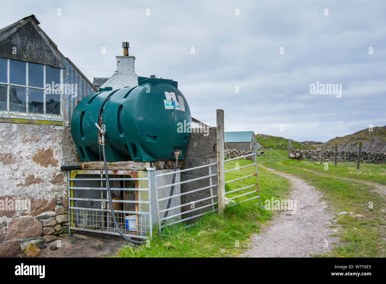 Ungesicherte Dieseltank in abgelegenen Hof, Schottland, UK, Mai 2013. Stockfoto