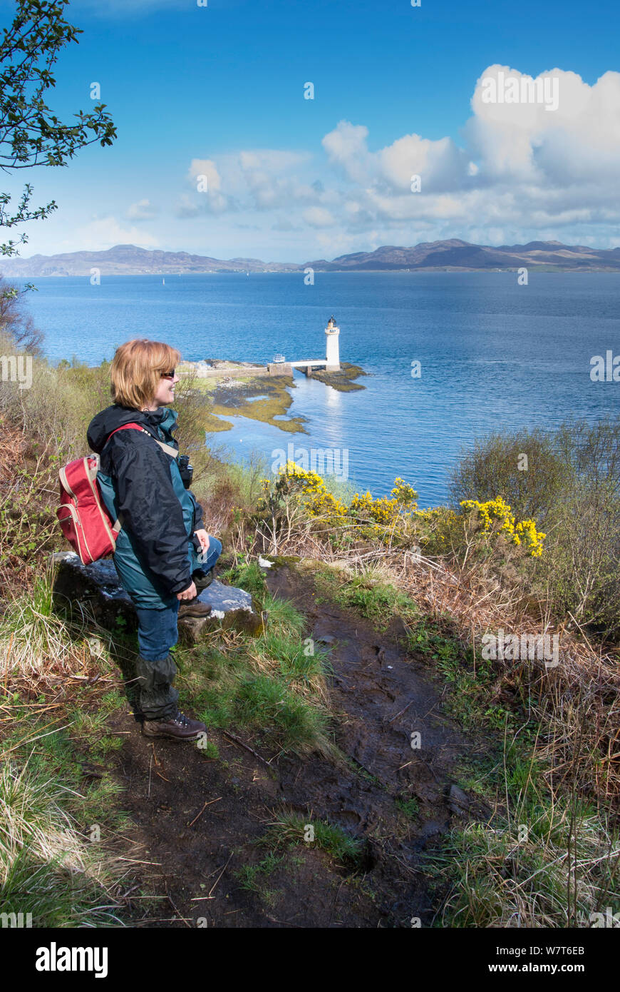 Frau Wanderer erfreuen sich an der Aussicht zu Rubha Nan Gall Leuchtturm, nördlich von Tobermory, Isle of Mull, Schottland, UK, Mai 2013. Stockfoto