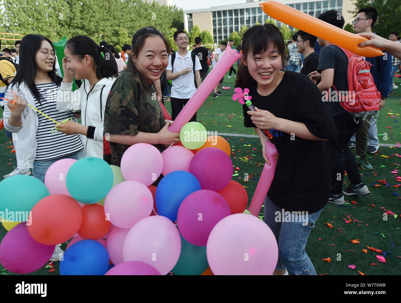 Chinesische Studenten Schritt auf Ballons Stress während einer Aktivität zu entlasten Vor dem nationalen Hochschuleingang Prüfung, auch bekannt als die Gaokao, an einem Senio Stockfoto