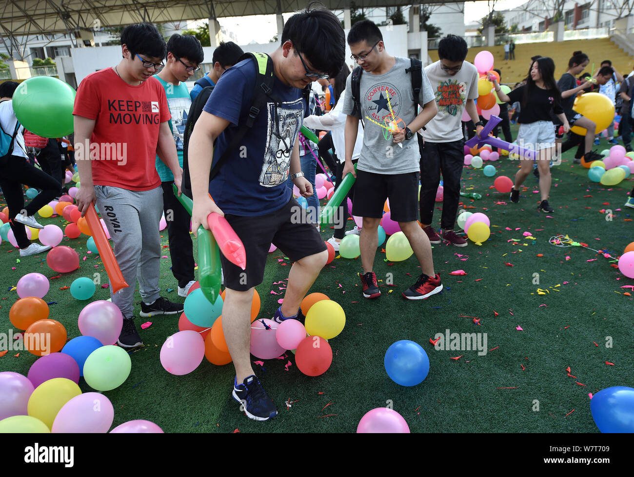 Chinesische Studenten Schritt auf Ballons Stress während einer Aktivität zu entlasten Vor dem nationalen Hochschuleingang Prüfung, auch bekannt als die Gaokao, an einem Senio Stockfoto