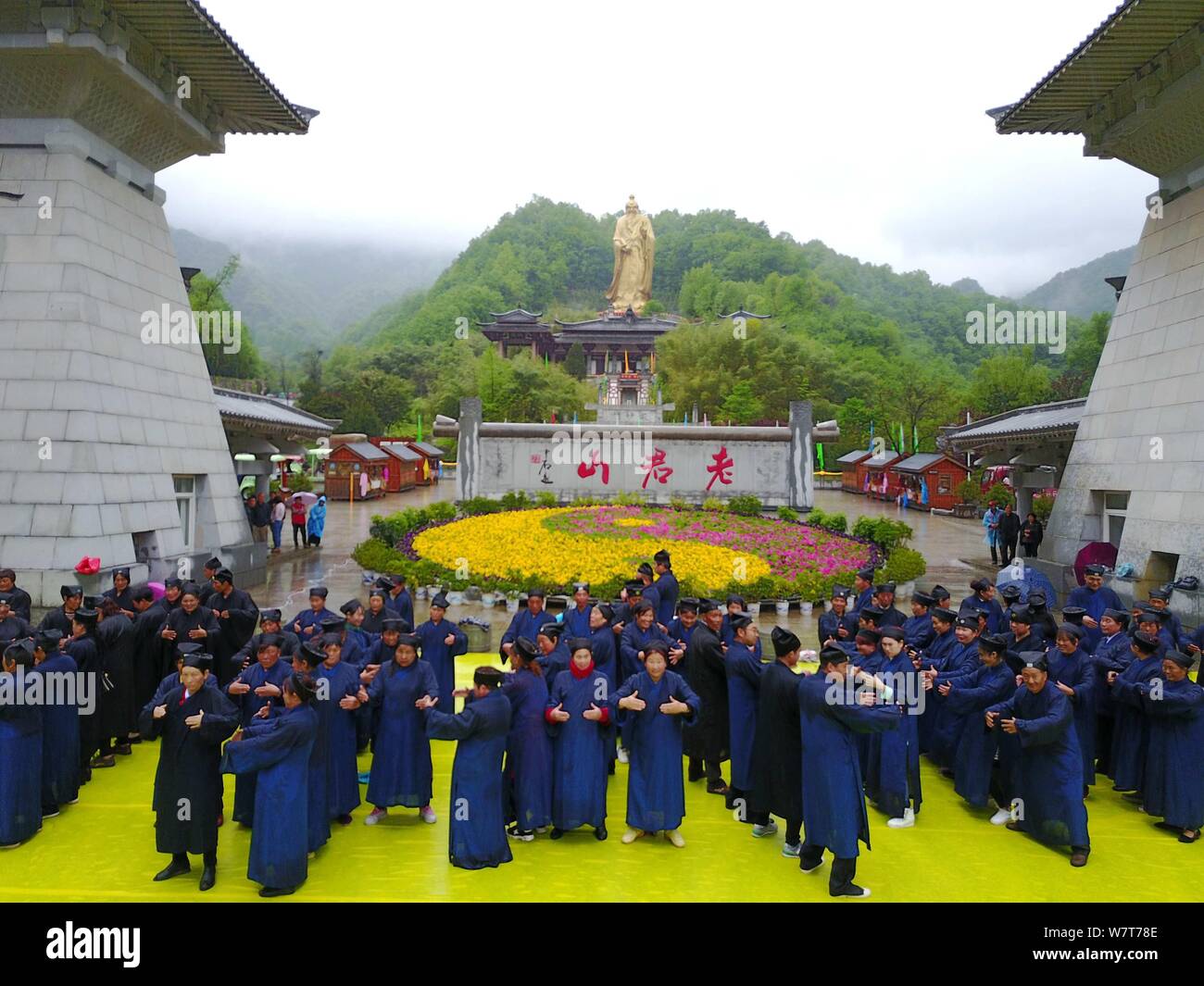 Taoisten, in der Form der chinesischen Zeichen "Zhi Chi Tai Ji" (d. h. zugunsten der tai Chi in Englisch), sind gesehen an den Laojun Berg in Luoyang city Stockfoto