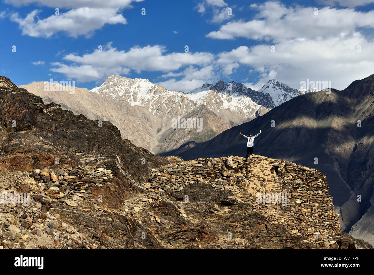 Blick auf den Wakhan Valley in der Pamir Gebirge, Touristische auf Ruinen der Yamchun Fort auf dem weißen Hindu Kush Range in Afghanistan auf der Suche stehen, T Stockfoto