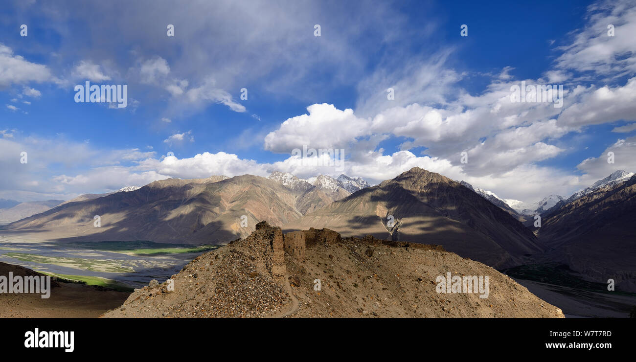 Blick auf den Wakhan Valley in der Pamir Gebirge, die Ruinen des Yamchun Fort und die Weißen Hindukusch in Afghanistan, Tadschikistan, Zentralasien Stockfoto