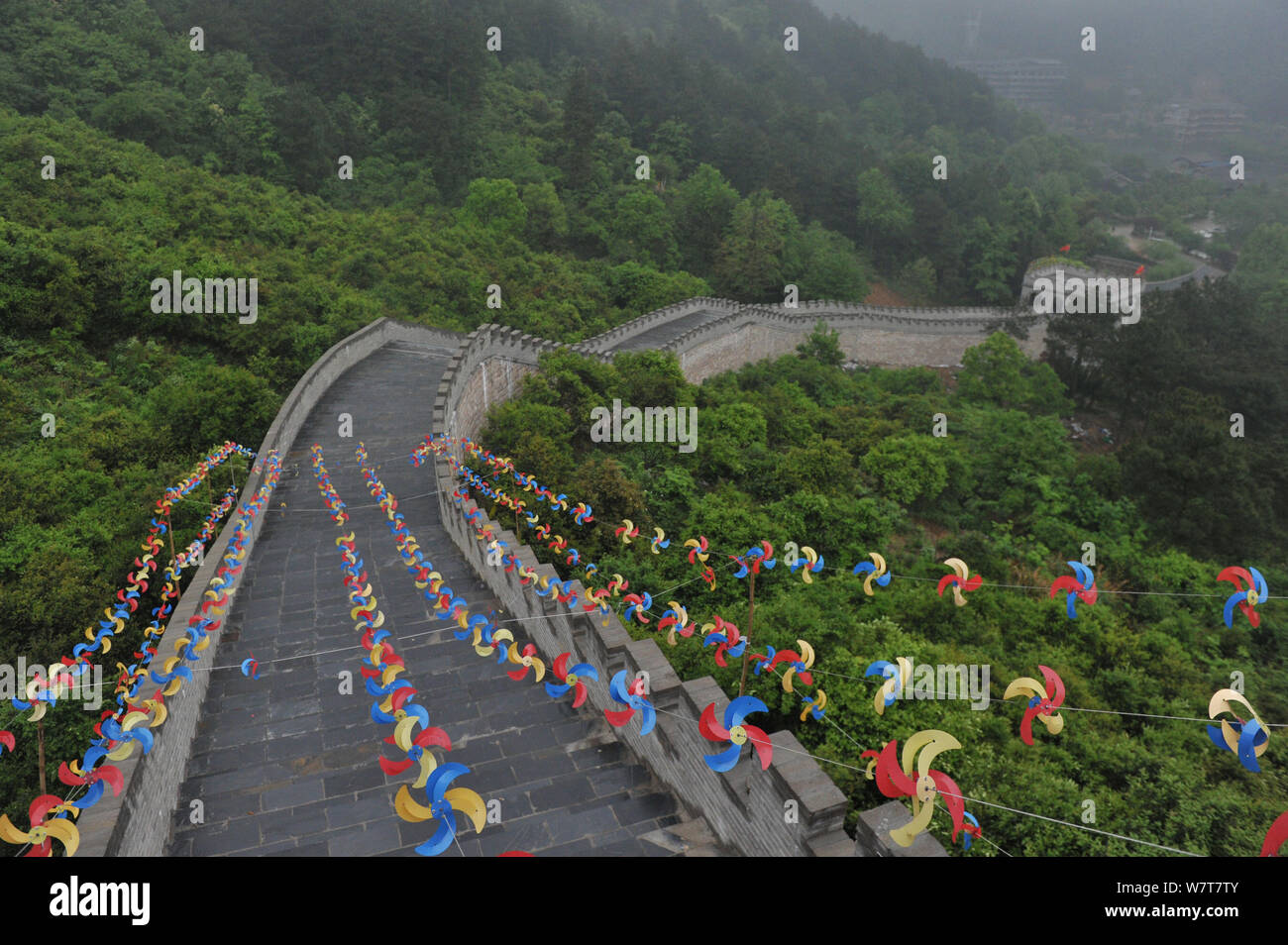 Eine Nachbildung der Großen Mauer ist dargestellt in einem malerischen Ort in der Nähe von Sanya City, Hauptstadt der ostchinesischen Provinz Jiangxi, 24. April 2017. Vor kurzem Stockfoto