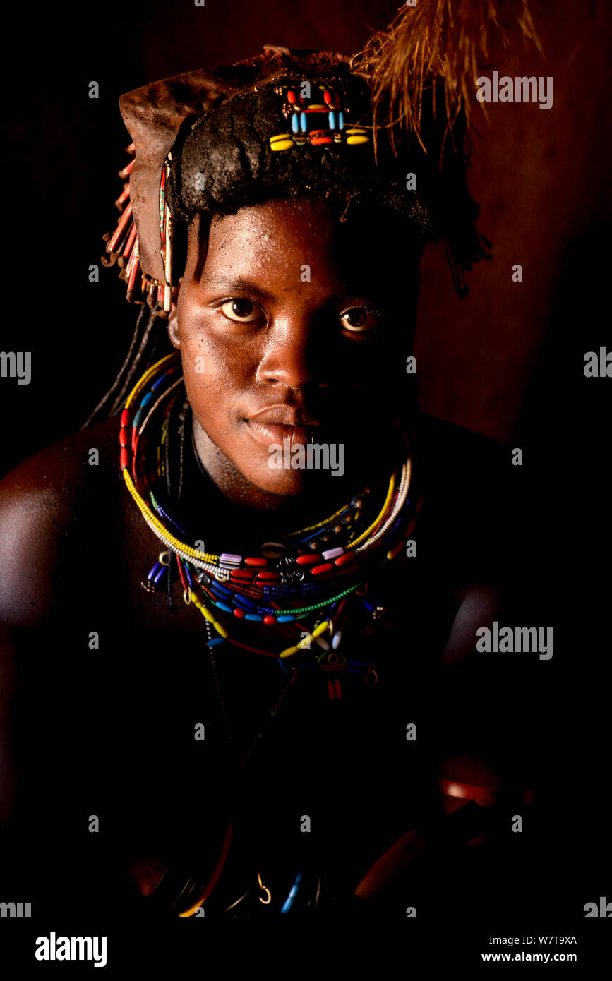 Portrait von Ovahakaona Frau mit Kopfbedeckung und bunten Schmuck, Kaokoveld, Namibia. Stockfoto