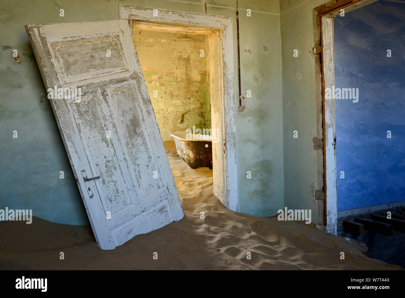 Verlassenes Haus voller Sand. Kolmanskop Geisterstadt, verlassenen eine alte Diamant-Bergbaustadt wo Sand Wanderdünen eingegriffen haben Häusern, Namibwüste Namibia, Oktober 2013. Stockfoto