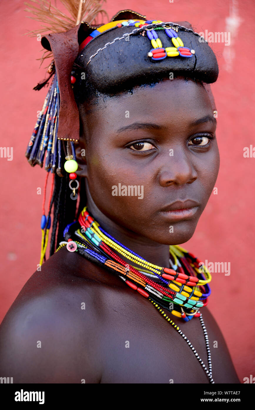 Ovakahaona Frau mit Frisur und traditionellen Ornamenten, mit Straußenfedern schmücken den Kopf. Okongwati Dorf, Kaokoveld, Namibia. Stockfoto
