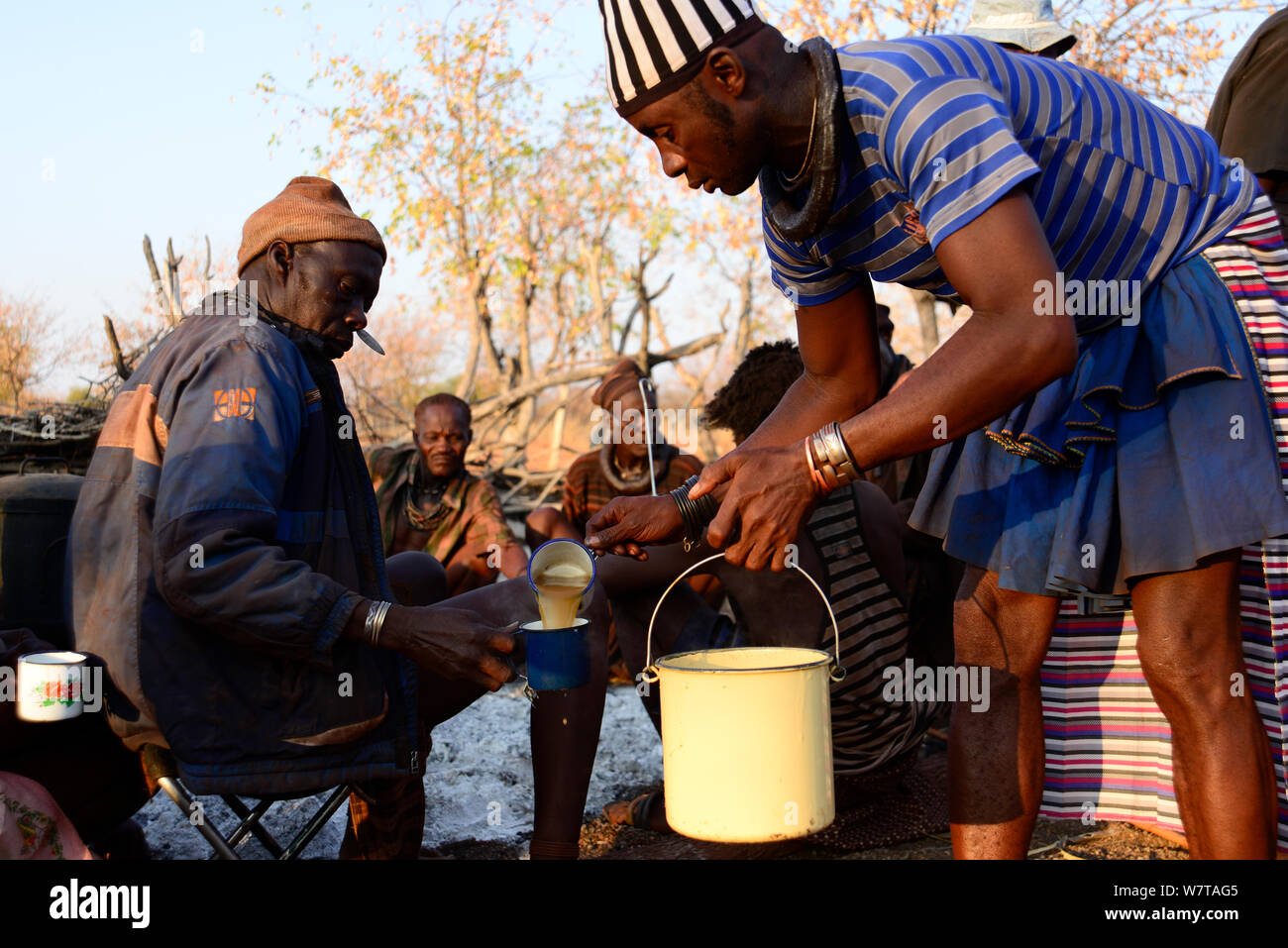 Himba Männer vom Frühstück im Morgengrauen. Himba Dorf, Kaokoveld, Namibia, September 2013. Stockfoto